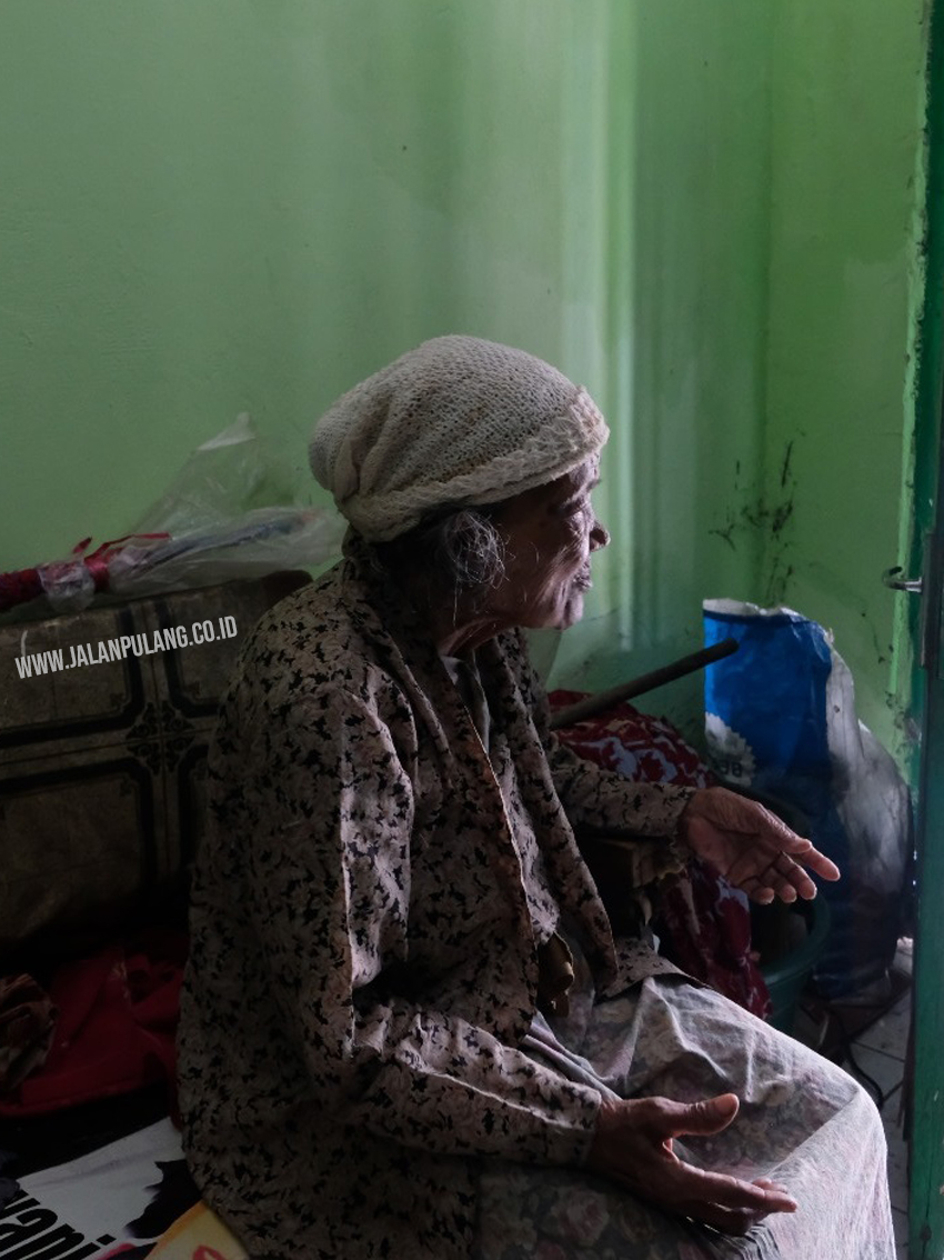 Seorang Nenek Tua Renta yang Tidak Bekerja Karena Rumahnya Sering Kemalingan